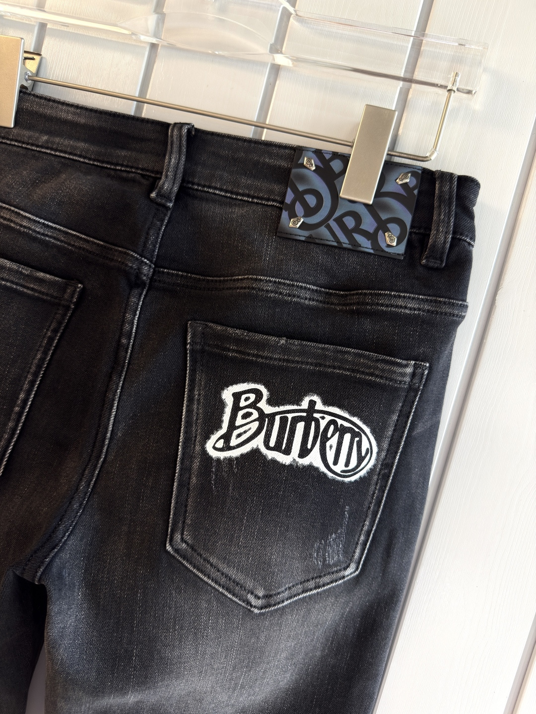 专柜🆕2025秋冬设计推荐 热卖牛仔裤🆕柔软亲肤面料 奢华头层牛皮腰牌 经典蓝洗水 专柜限量款 奢华感订