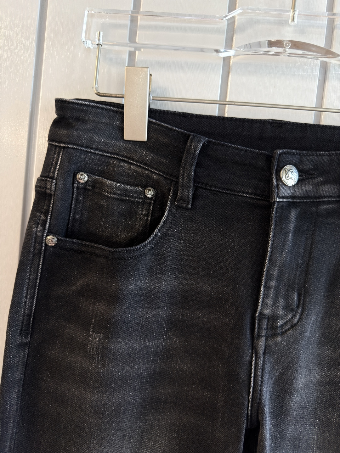 专柜🆕2025秋冬设计推荐 热卖牛仔裤🆕柔软亲肤面料 奢华头层牛皮腰牌 经典蓝洗水 专柜限量款 奢华感订