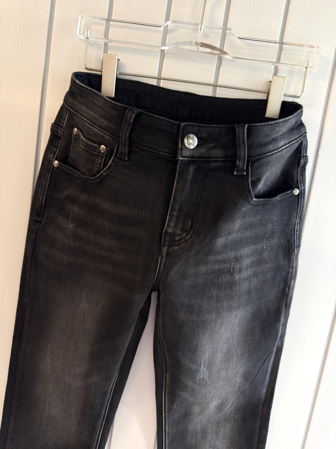 专柜🆕2025秋冬设计推荐 热卖牛仔裤🆕柔软亲肤面料 奢华头层牛皮腰牌 经典蓝洗水 专柜限量款 奢华感订