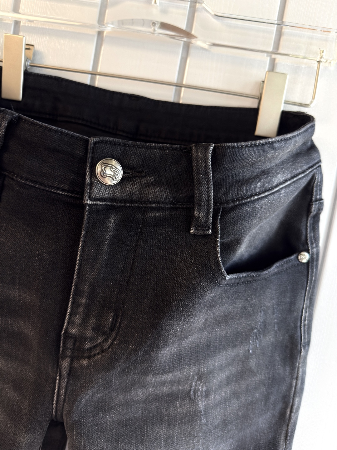 专柜🆕2025秋冬设计推荐 热卖牛仔裤🆕柔软亲肤面料 奢华头层牛皮腰牌 经典蓝洗水 专柜限量款 奢华感订