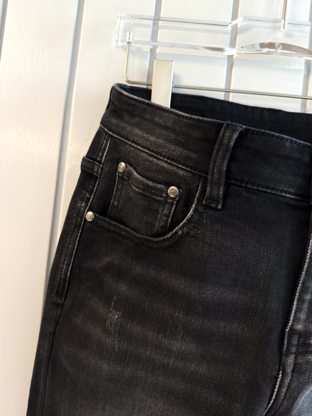 专柜🆕2025秋冬设计推荐 热卖牛仔裤🆕柔软亲肤面料 奢华头层牛皮腰牌 经典蓝洗水 专柜限量款 奢华感订