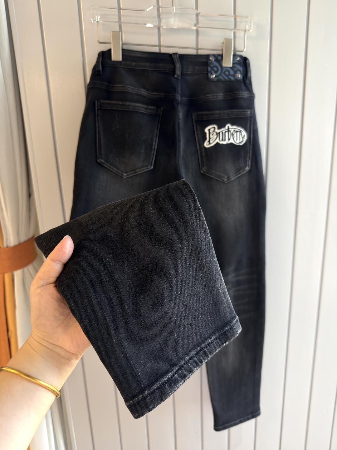 专柜🆕2025秋冬设计推荐 热卖牛仔裤🆕柔软亲肤面料 奢华头层牛皮腰牌 经典蓝洗水 专柜限量款 奢华感订