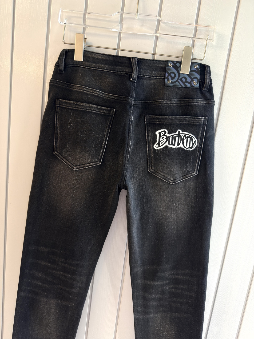 专柜🆕2025秋冬设计推荐 热卖牛仔裤🆕柔软亲肤面料 奢华头层牛皮腰牌 经典蓝洗水 专柜限量款 奢华感订