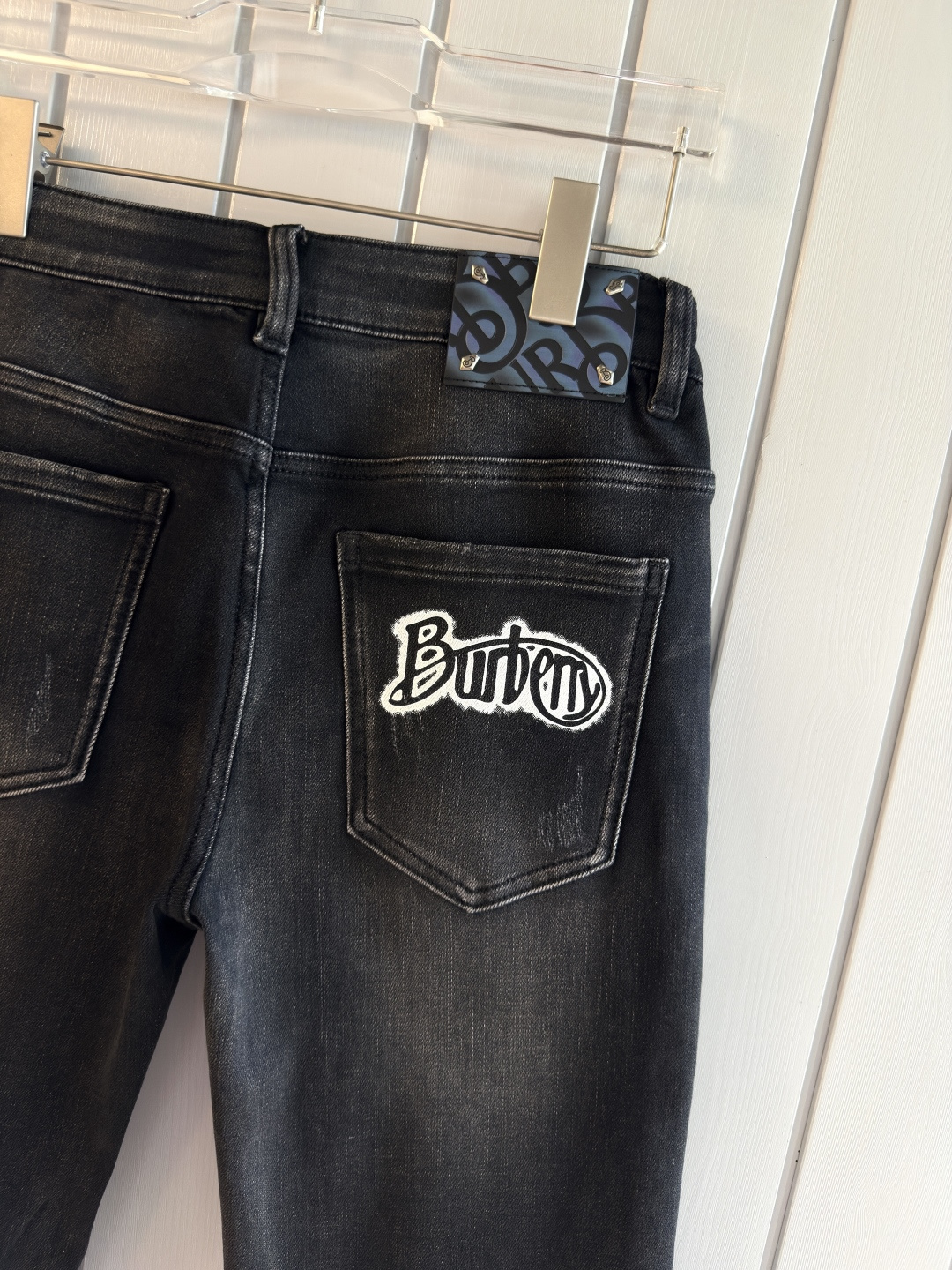 专柜🆕2025秋冬设计推荐 热卖牛仔裤🆕柔软亲肤面料 奢华头层牛皮腰牌 经典蓝洗水 专柜限量款 奢华感订