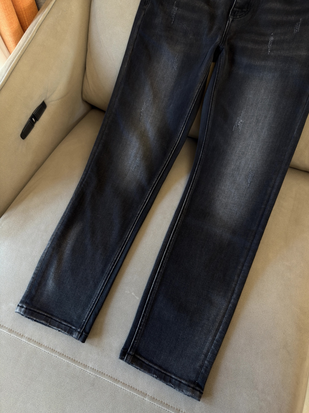 专柜🆕2025秋冬设计推荐 热卖牛仔裤🆕柔软亲肤面料 奢华头层牛皮腰牌 经典蓝洗水 专柜限量款 奢华感订