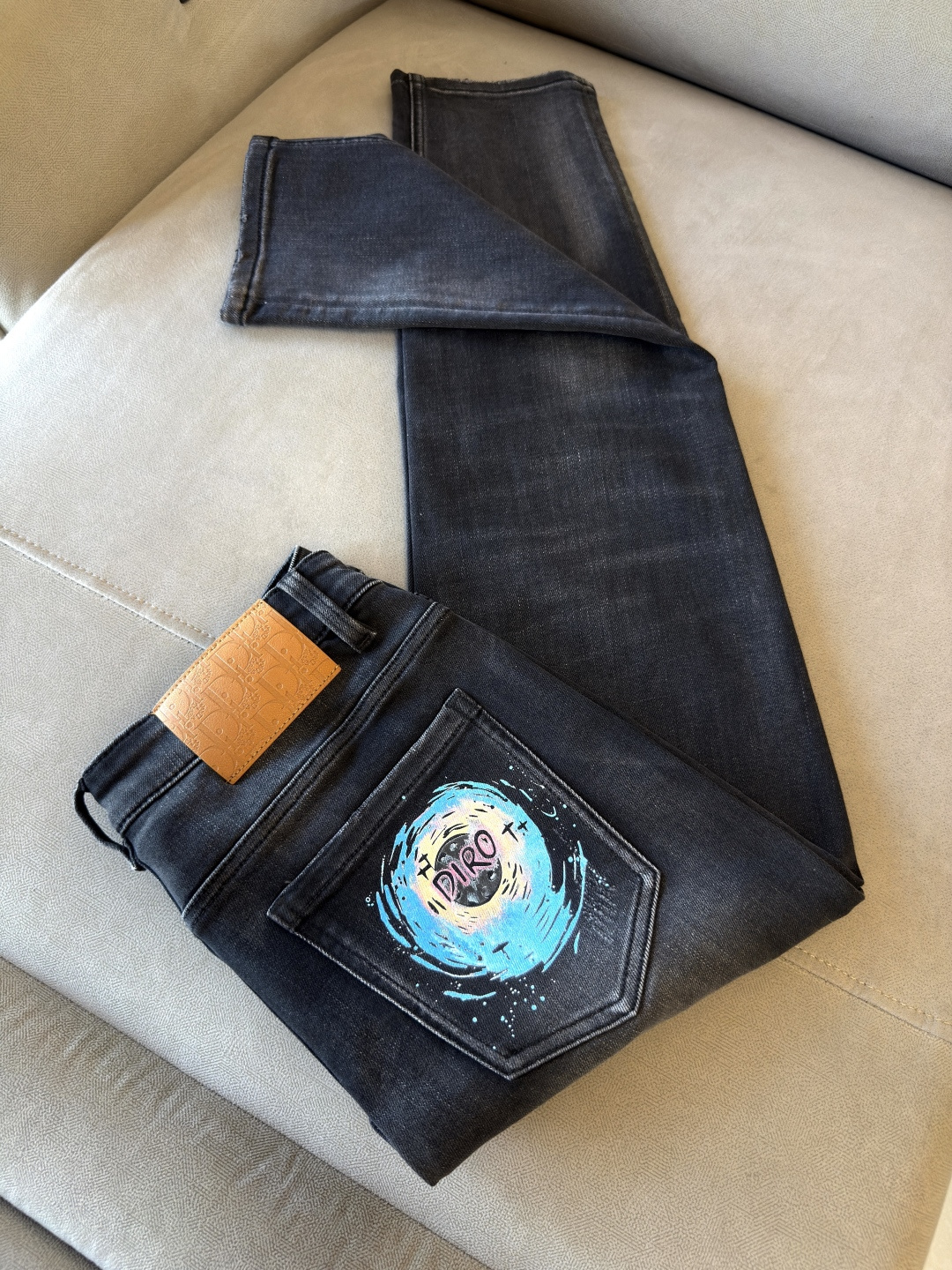 专柜🆕2025秋冬设计推荐 热卖牛仔裤🆕柔软亲肤面料 奢华头层牛皮腰牌 经典蓝洗水 专柜限量款 奢华感订