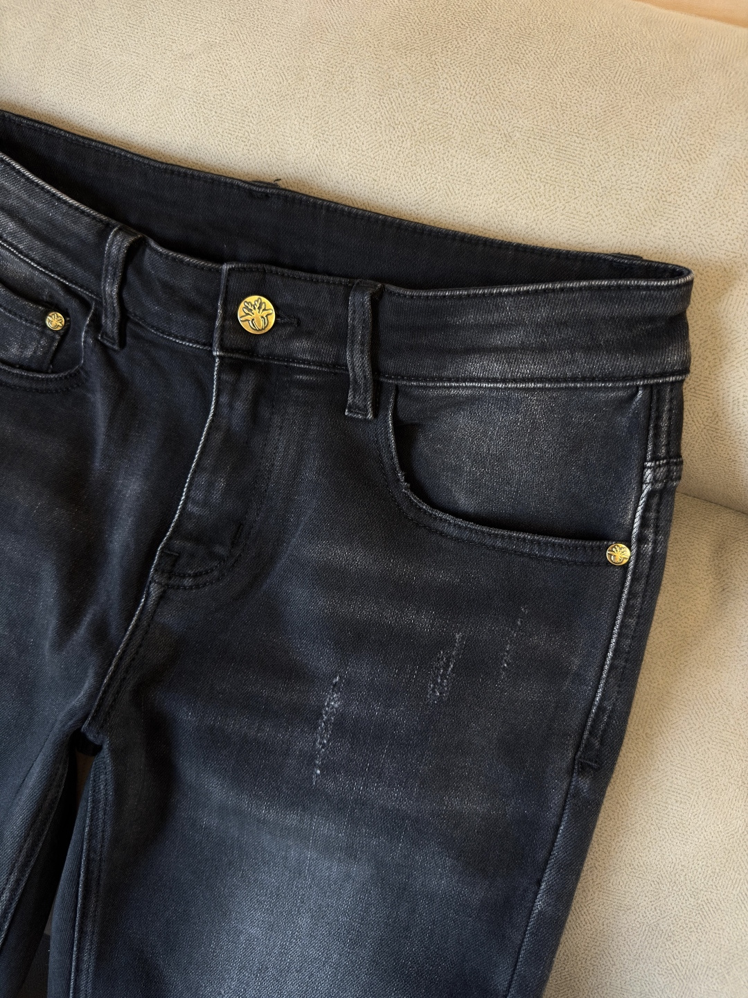 专柜🆕2025秋冬设计推荐 热卖牛仔裤🆕柔软亲肤面料 奢华头层牛皮腰牌 经典蓝洗水 专柜限量款 奢华感订