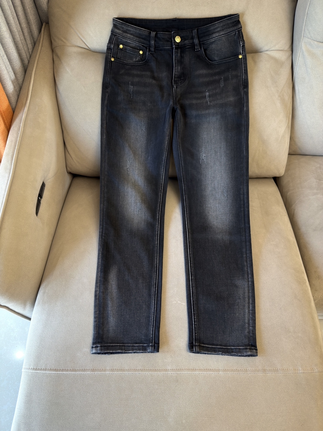 专柜🆕2025秋冬设计推荐 热卖牛仔裤🆕柔软亲肤面料 奢华头层牛皮腰牌 经典蓝洗水 专柜限量款 奢华感订