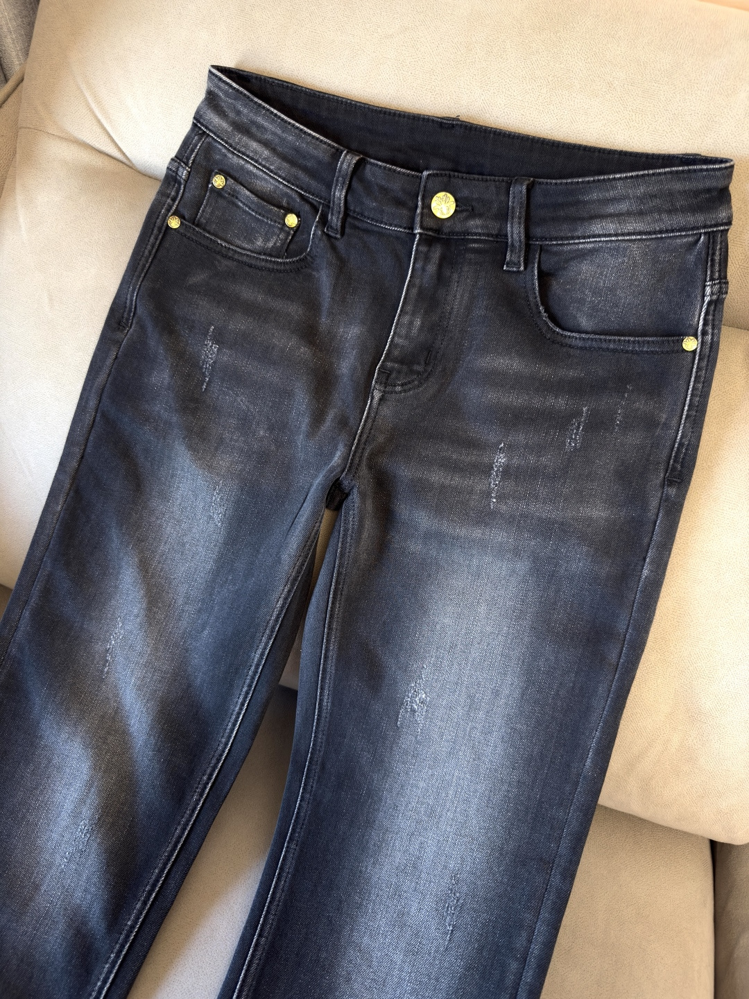 专柜🆕2025秋冬设计推荐 热卖牛仔裤🆕柔软亲肤面料 奢华头层牛皮腰牌 经典蓝洗水 专柜限量款 奢华感订