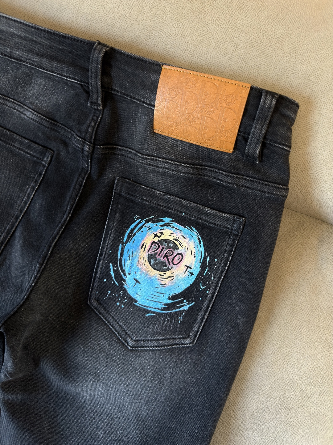 专柜🆕2025秋冬设计推荐 热卖牛仔裤🆕柔软亲肤面料 奢华头层牛皮腰牌 经典蓝洗水 专柜限量款 奢华感订