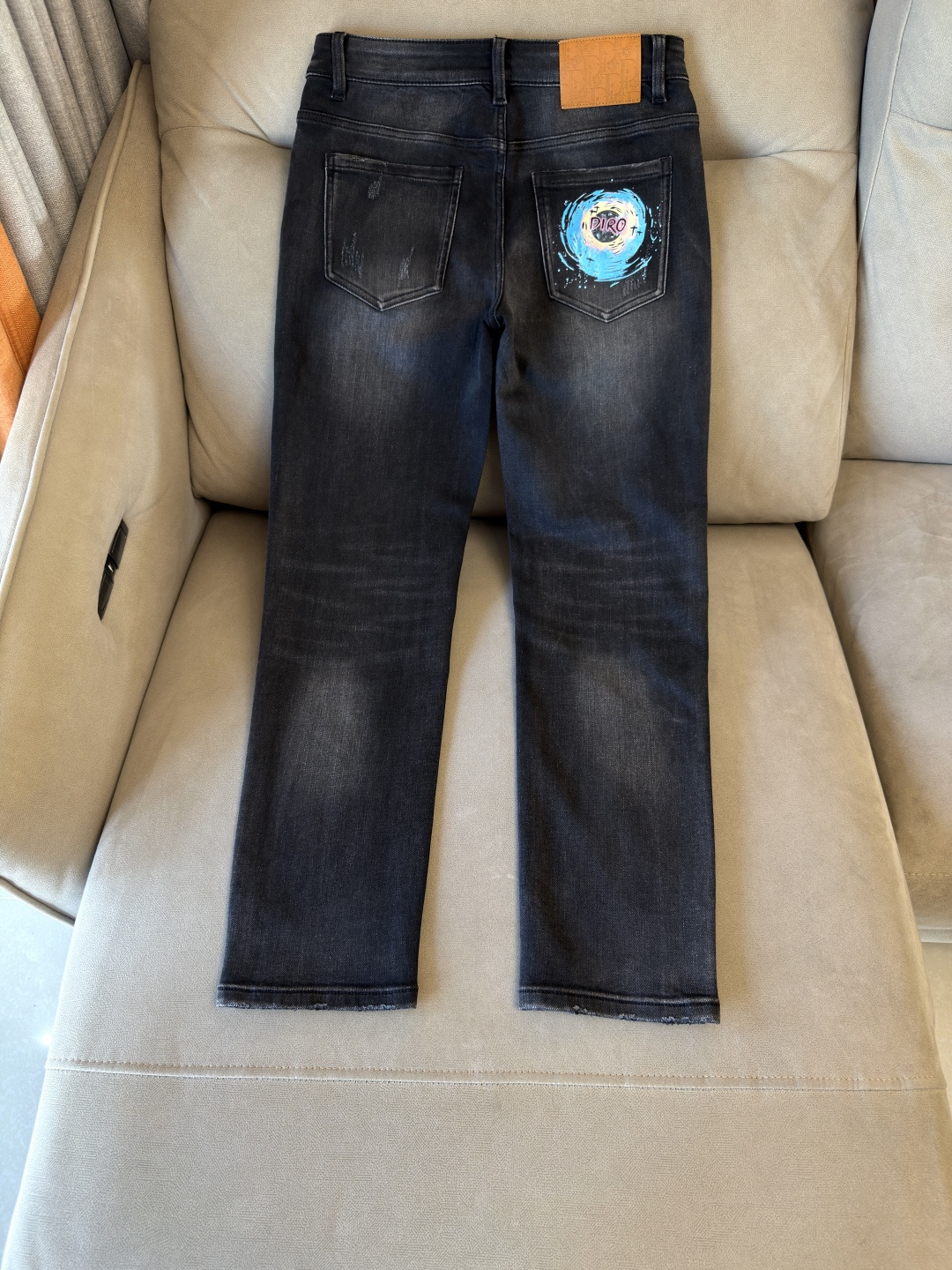 专柜🆕2025秋冬设计推荐 热卖牛仔裤🆕柔软亲肤面料 奢华头层牛皮腰牌 经典蓝洗水 专柜限量款 奢华感订