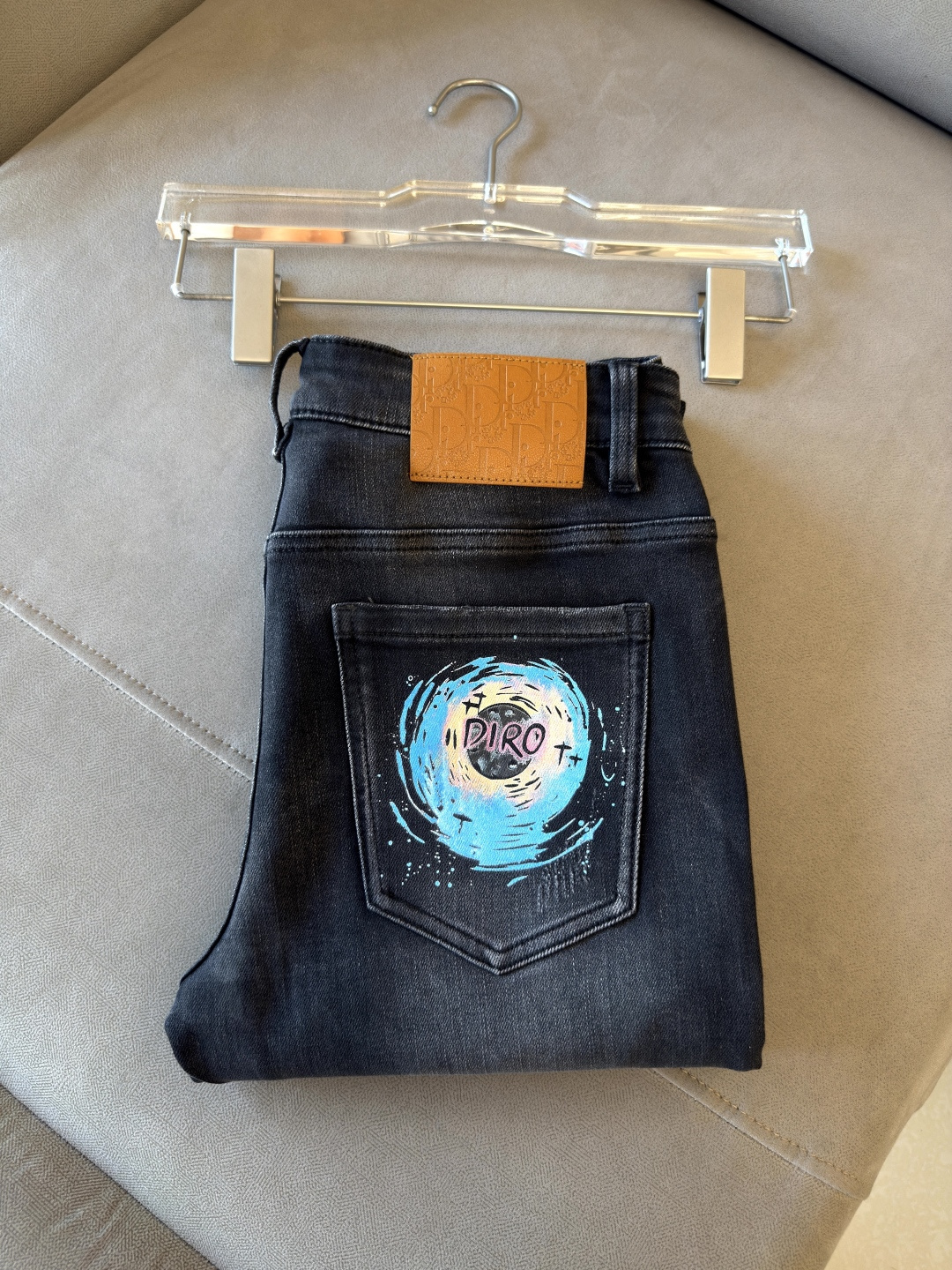 专柜🆕2025秋冬设计推荐 热卖牛仔裤🆕柔软亲肤面料 奢华头层牛皮腰牌 经典蓝洗水 专柜限量款 奢华感订