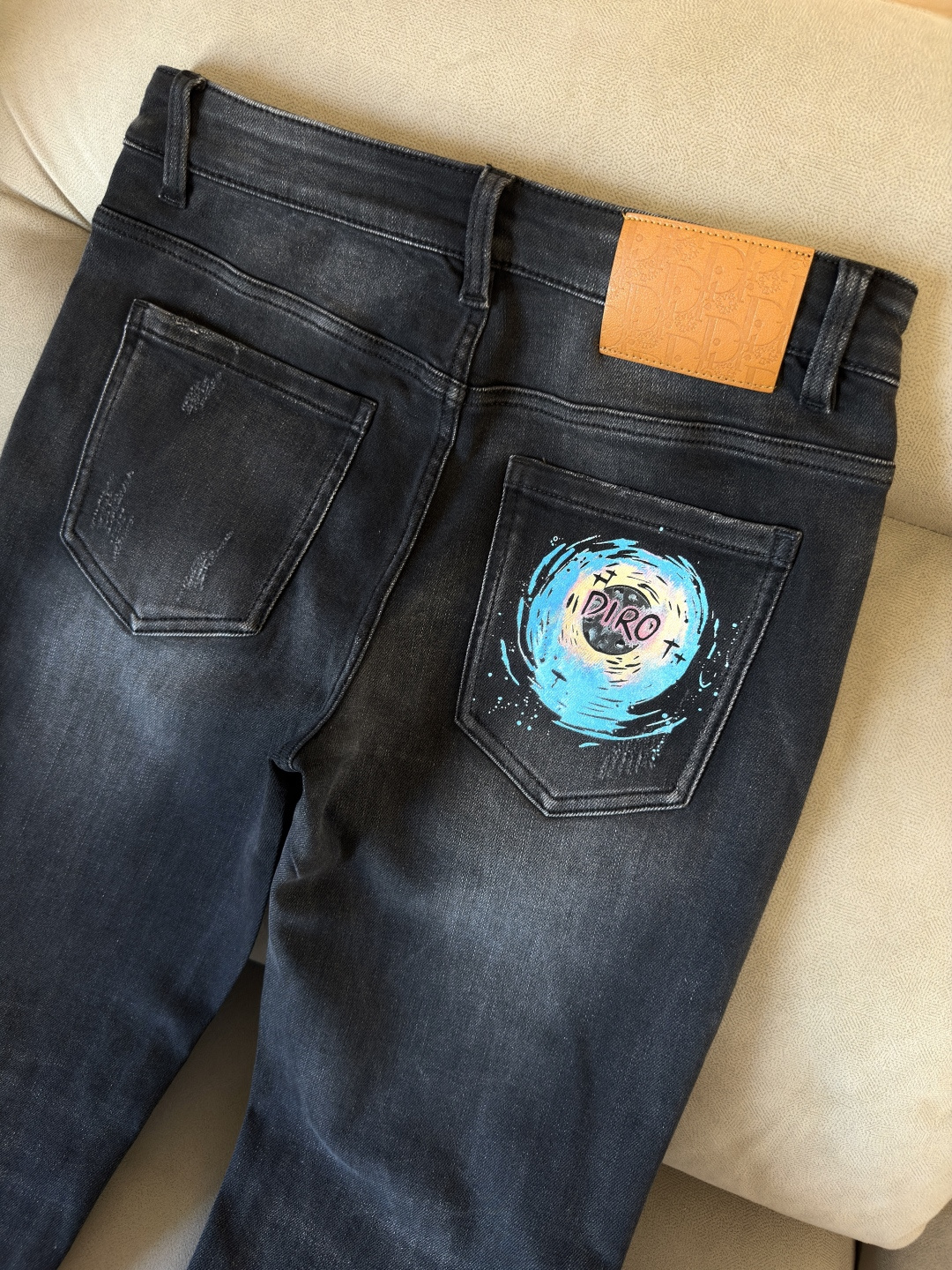 专柜🆕2025秋冬设计推荐 热卖牛仔裤🆕柔软亲肤面料 奢华头层牛皮腰牌 经典蓝洗水 专柜限量款 奢华感订