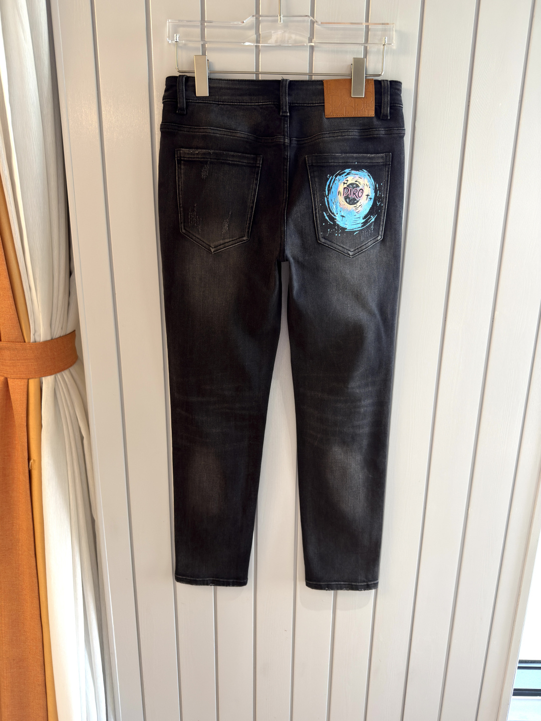 专柜🆕2025秋冬设计推荐 热卖牛仔裤🆕柔软亲肤面料 奢华头层牛皮腰牌 经典蓝洗水 专柜限量款 奢华感订