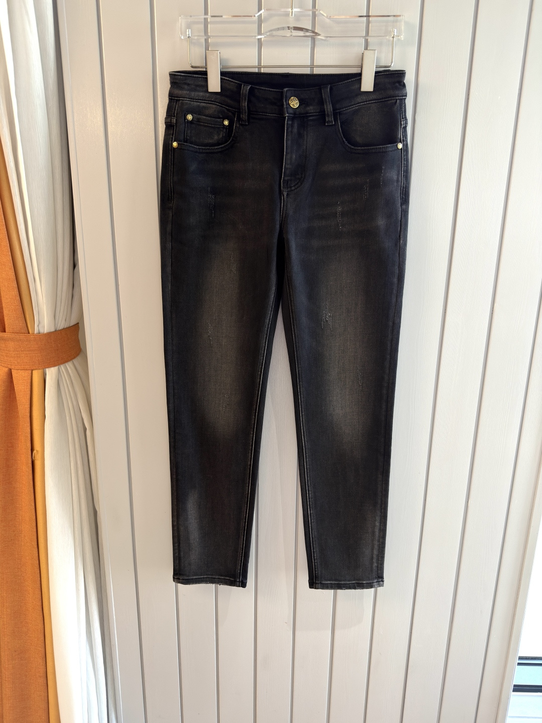 专柜🆕2025秋冬设计推荐 热卖牛仔裤🆕柔软亲肤面料 奢华头层牛皮腰牌 经典蓝洗水 专柜限量款 奢华感订