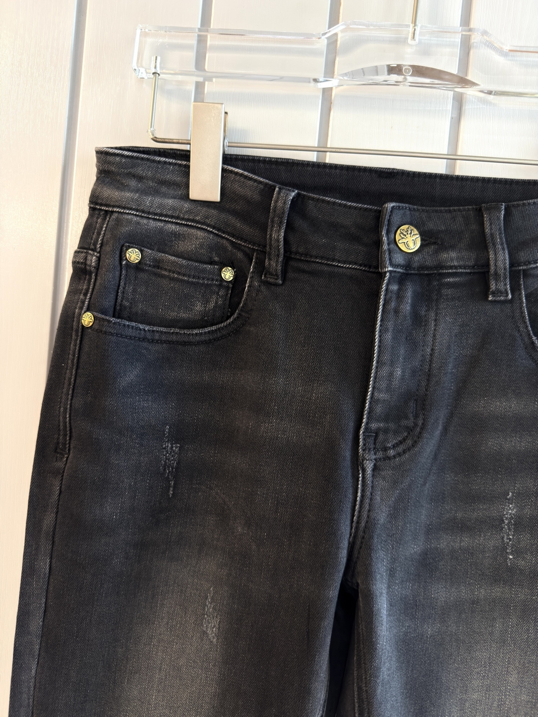 专柜🆕2025秋冬设计推荐 热卖牛仔裤🆕柔软亲肤面料 奢华头层牛皮腰牌 经典蓝洗水 专柜限量款 奢华感订