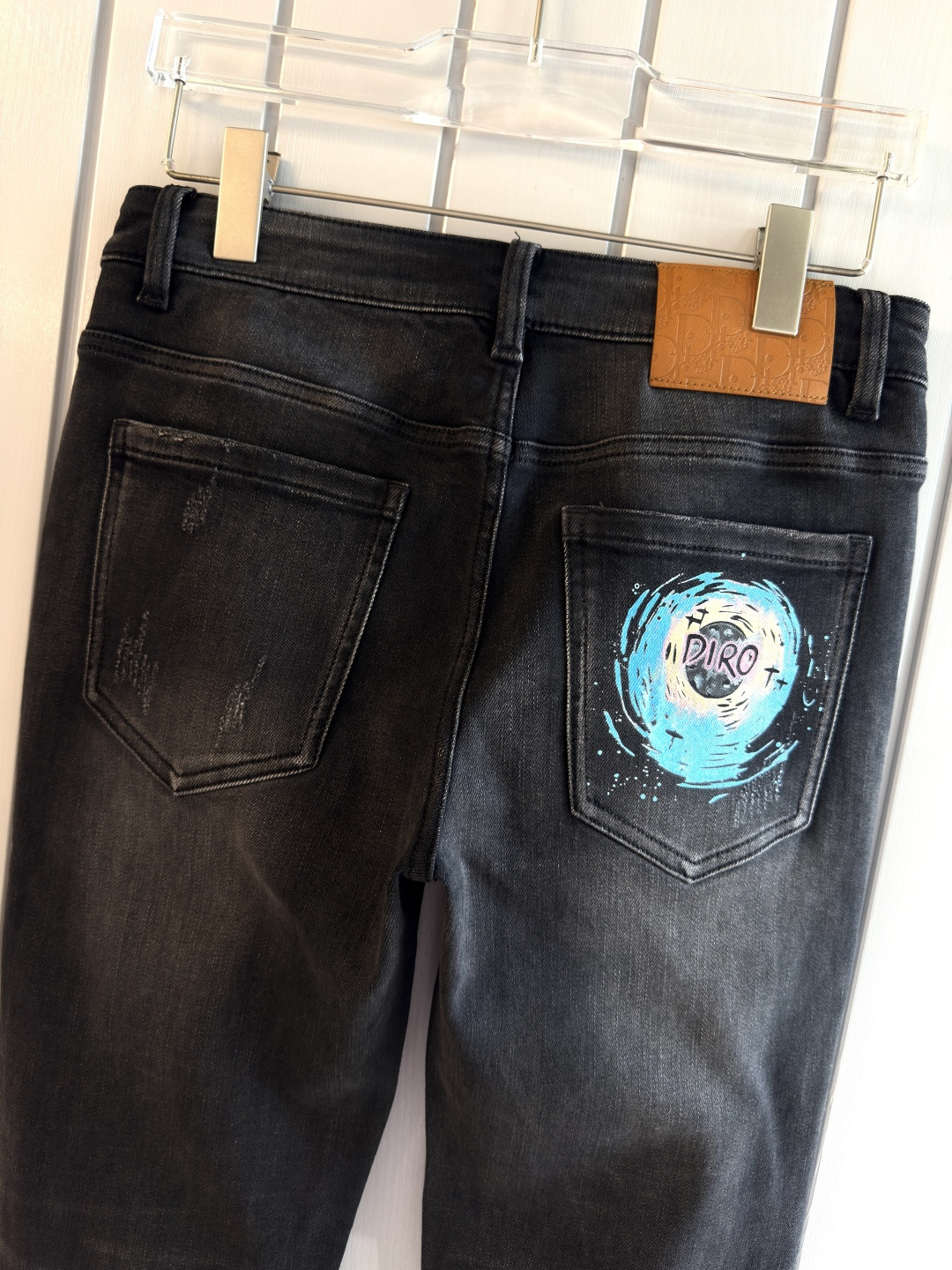 专柜🆕2025秋冬设计推荐 热卖牛仔裤🆕柔软亲肤面料 奢华头层牛皮腰牌 经典蓝洗水 专柜限量款 奢华感订