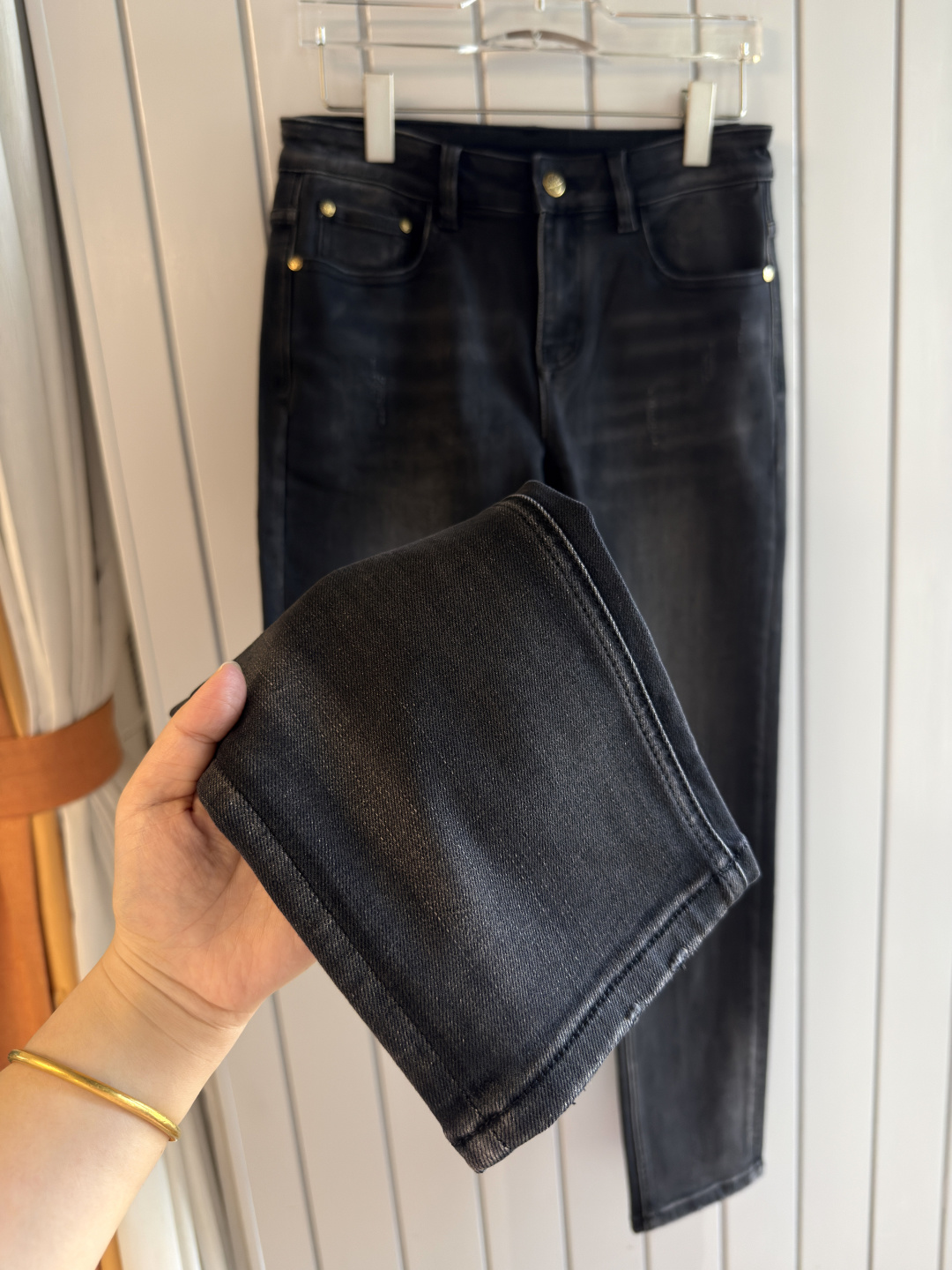 专柜🆕2025秋冬设计推荐 热卖牛仔裤🆕柔软亲肤面料 奢华头层牛皮腰牌 经典蓝洗水 专柜限量款 奢华感订