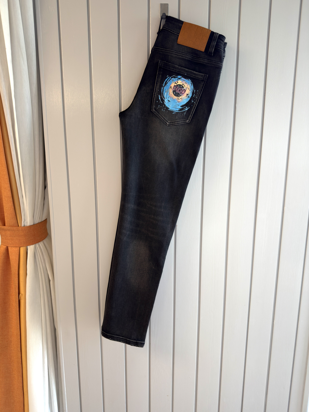 专柜🆕2025秋冬设计推荐 热卖牛仔裤🆕柔软亲肤面料 奢华头层牛皮腰牌 经典蓝洗水 专柜限量款 奢华感订