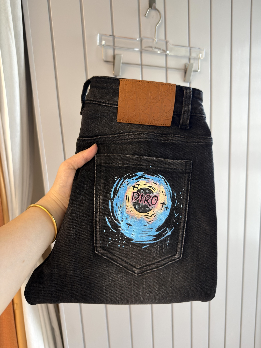 专柜🆕2025秋冬设计推荐 热卖牛仔裤🆕柔软亲肤面料 奢华头层牛皮腰牌 经典蓝洗水 专柜限量款 奢华感订