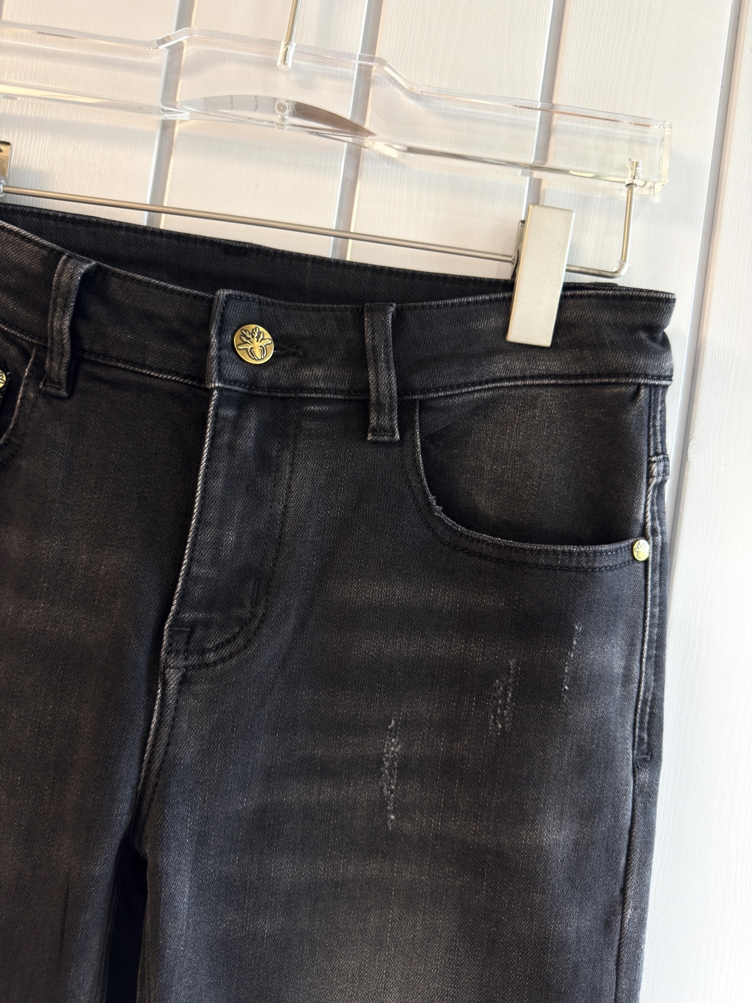 专柜🆕2025秋冬设计推荐 热卖牛仔裤🆕柔软亲肤面料 奢华头层牛皮腰牌 经典蓝洗水 专柜限量款 奢华感订