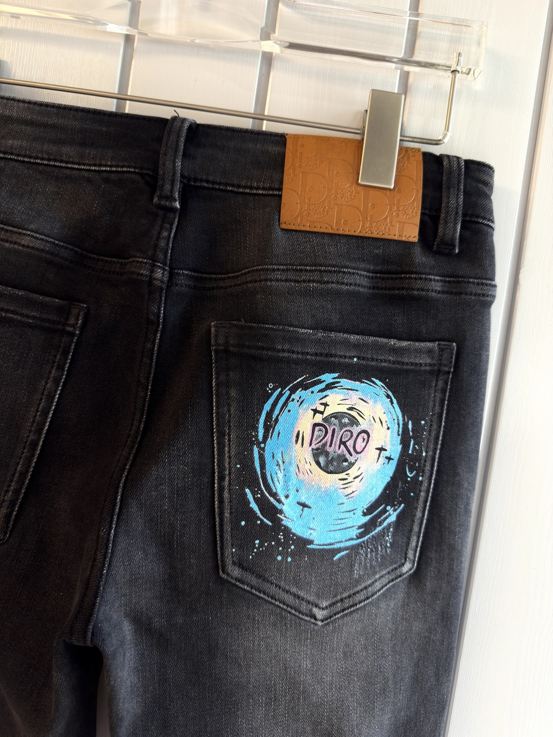 专柜🆕2025秋冬设计推荐 热卖牛仔裤🆕柔软亲肤面料 奢华头层牛皮腰牌 经典蓝洗水 专柜限量款 奢华感订