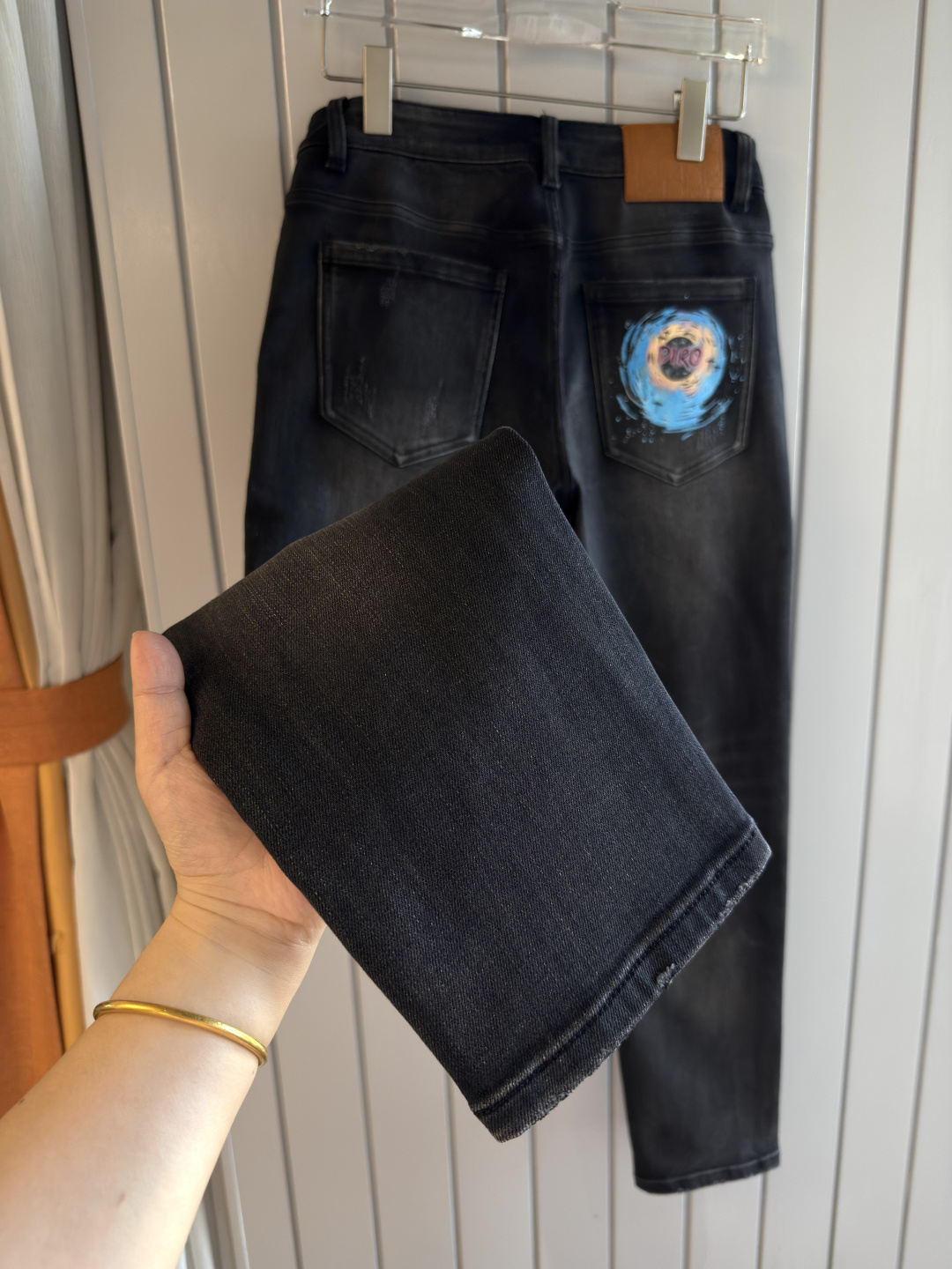 专柜🆕2025秋冬设计推荐 热卖牛仔裤🆕柔软亲肤面料 奢华头层牛皮腰牌 经典蓝洗水 专柜限量款 奢华感订