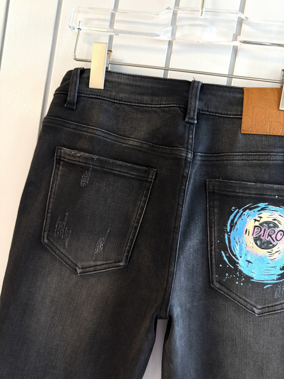 专柜🆕2025秋冬设计推荐 热卖牛仔裤🆕柔软亲肤面料 奢华头层牛皮腰牌 经典蓝洗水 专柜限量款 奢华感订