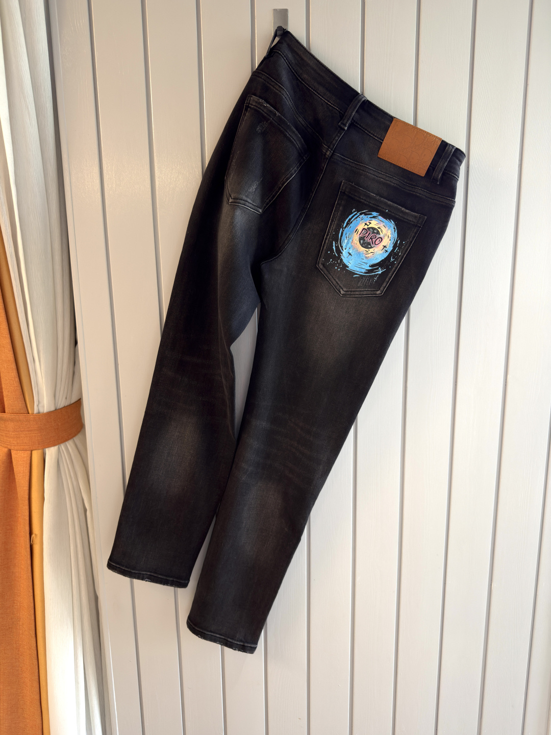 专柜🆕2025秋冬设计推荐 热卖牛仔裤🆕柔软亲肤面料 奢华头层牛皮腰牌 经典蓝洗水 专柜限量款 奢华感订