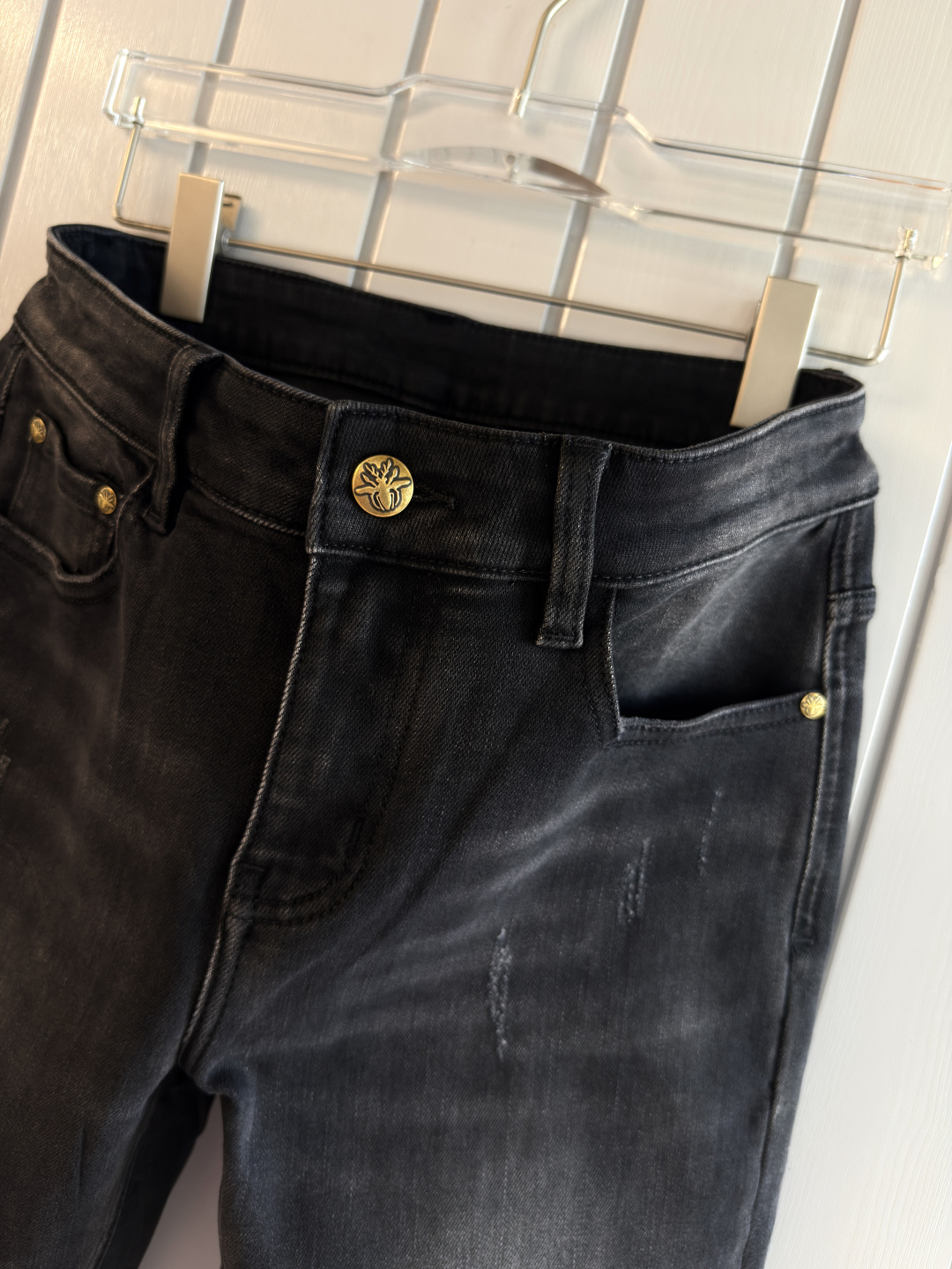 专柜🆕2025秋冬设计推荐 热卖牛仔裤🆕柔软亲肤面料 奢华头层牛皮腰牌 经典蓝洗水 专柜限量款 奢华感订