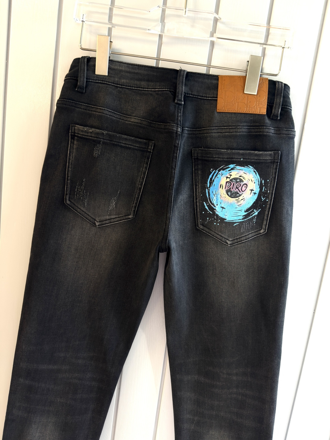 专柜🆕2025秋冬设计推荐 热卖牛仔裤🆕柔软亲肤面料 奢华头层牛皮腰牌 经典蓝洗水 专柜限量款 奢华感订