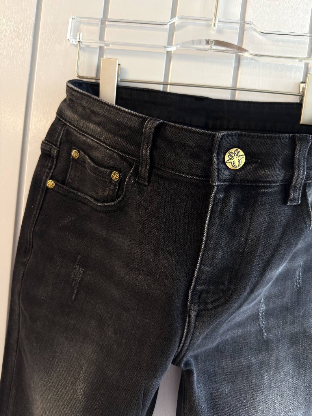 专柜🆕2025秋冬设计推荐 热卖牛仔裤🆕柔软亲肤面料 奢华头层牛皮腰牌 经典蓝洗水 专柜限量款 奢华感订