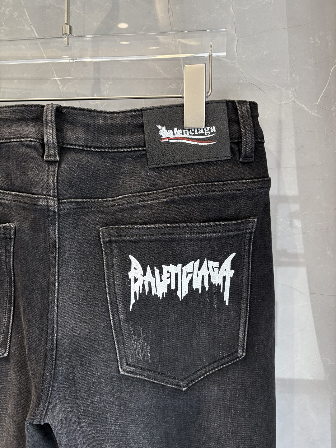 专柜🆕2025秋冬设计推荐 热卖牛仔裤🆕柔软亲肤面料 奢华头层牛皮腰牌 经典蓝洗水 专柜限量款 奢华感订