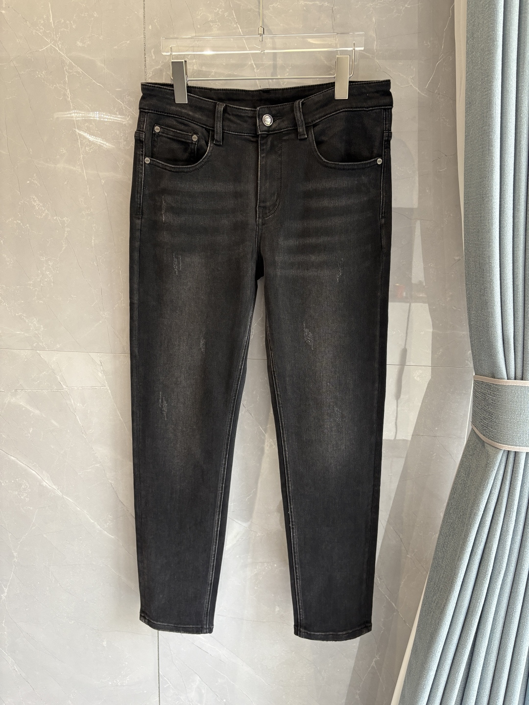 专柜🆕2025秋冬设计推荐 热卖牛仔裤🆕柔软亲肤面料 奢华头层牛皮腰牌 经典蓝洗水 专柜限量款 奢华感订