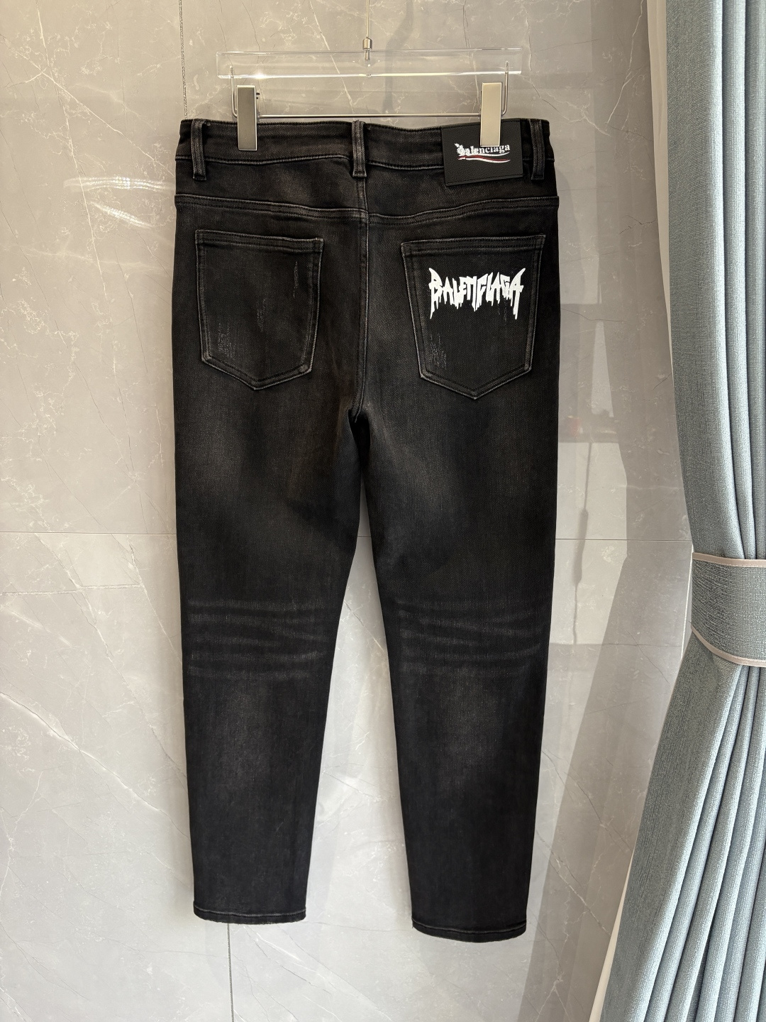 专柜🆕2025秋冬设计推荐 热卖牛仔裤🆕柔软亲肤面料 奢华头层牛皮腰牌 经典蓝洗水 专柜限量款 奢华感订