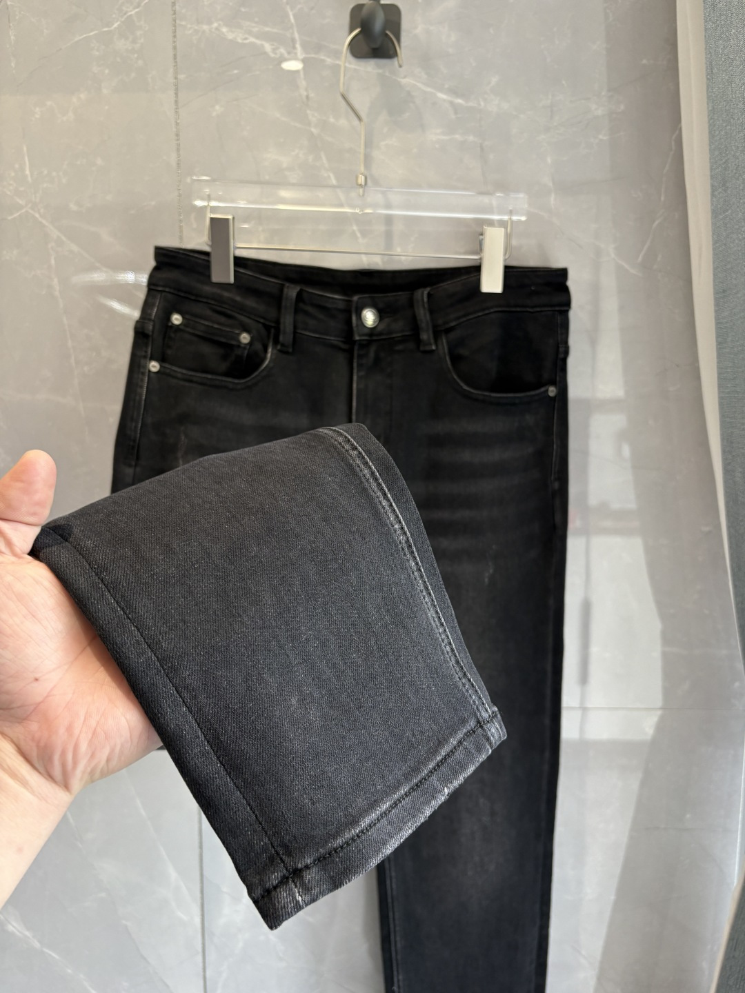 专柜🆕2025秋冬设计推荐 热卖牛仔裤🆕柔软亲肤面料 奢华头层牛皮腰牌 经典蓝洗水 专柜限量款 奢华感订