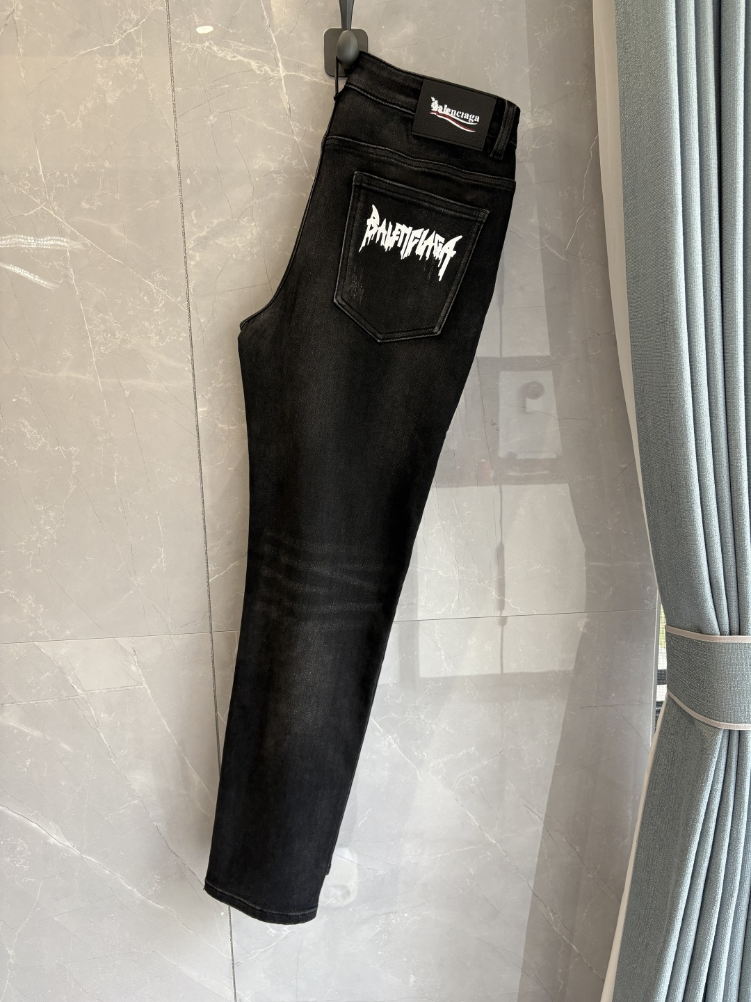 专柜🆕2025秋冬设计推荐 热卖牛仔裤🆕柔软亲肤面料 奢华头层牛皮腰牌 经典蓝洗水 专柜限量款 奢华感订