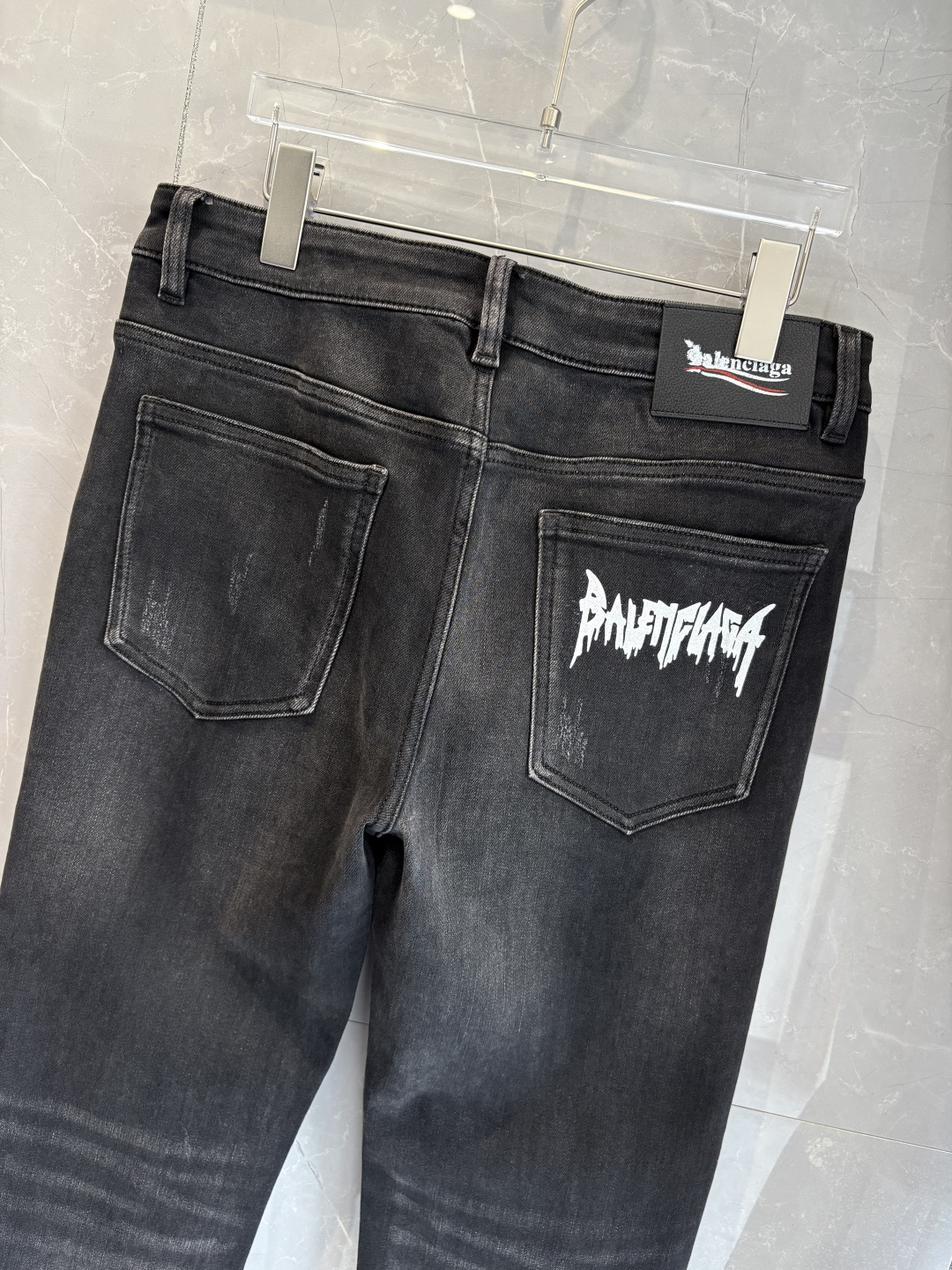 专柜🆕2025秋冬设计推荐 热卖牛仔裤🆕柔软亲肤面料 奢华头层牛皮腰牌 经典蓝洗水 专柜限量款 奢华感订