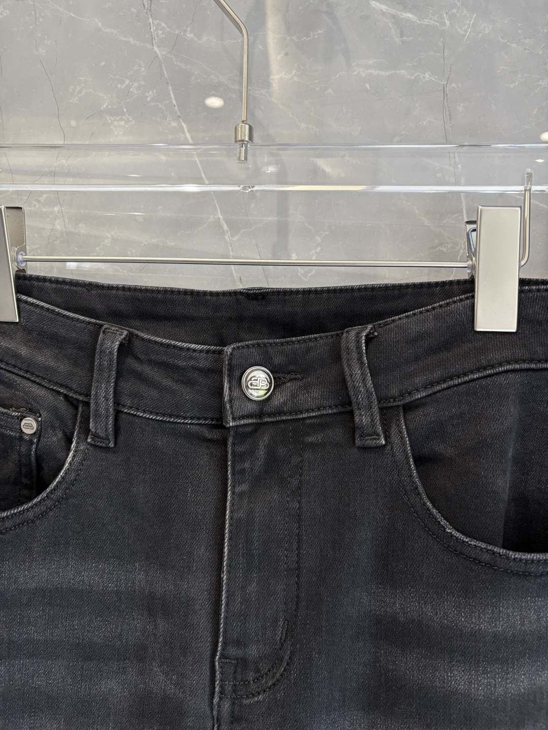 专柜🆕2025秋冬设计推荐 热卖牛仔裤🆕柔软亲肤面料 奢华头层牛皮腰牌 经典蓝洗水 专柜限量款 奢华感订