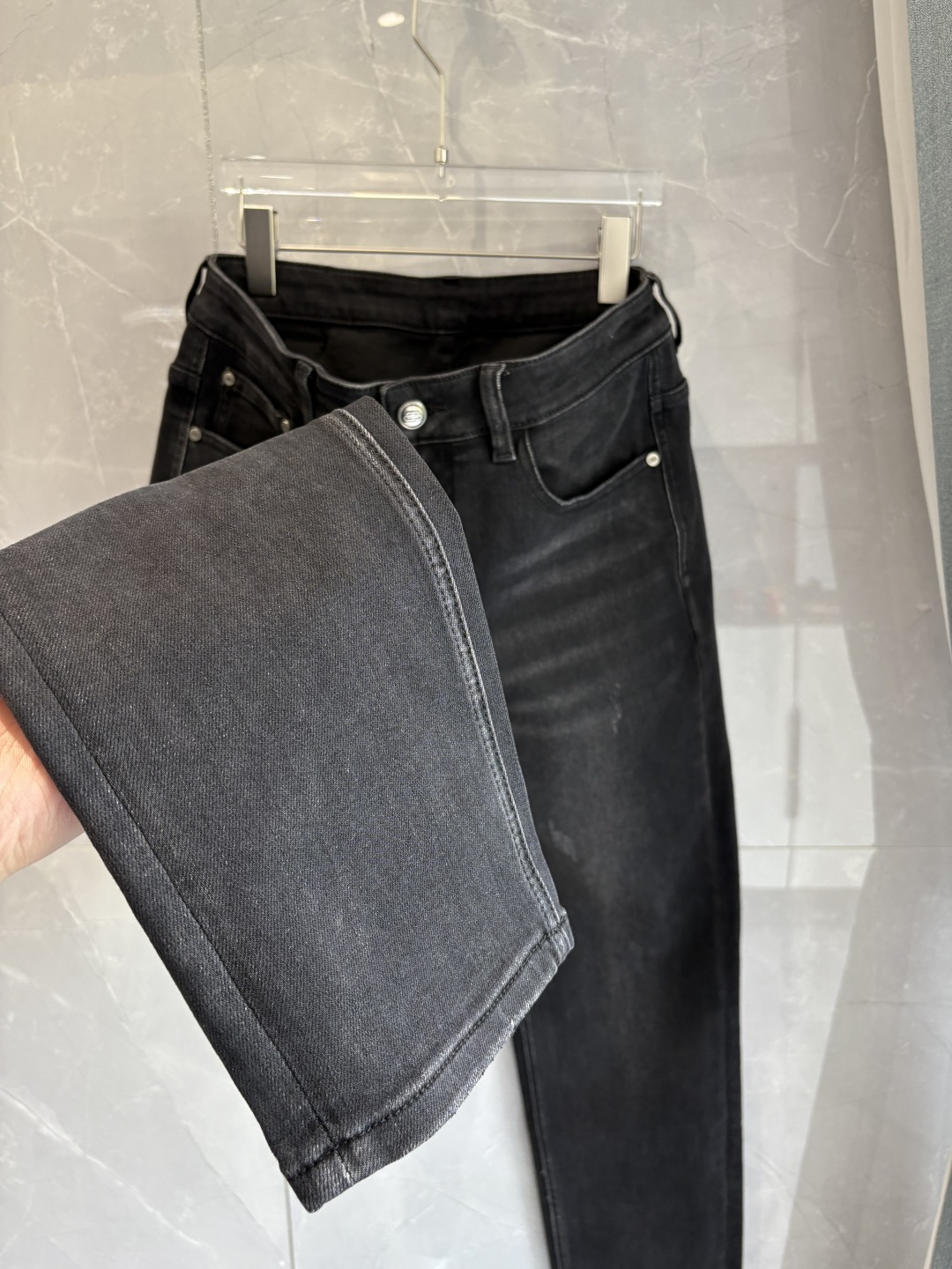 专柜🆕2025秋冬设计推荐 热卖牛仔裤🆕柔软亲肤面料 奢华头层牛皮腰牌 经典蓝洗水 专柜限量款 奢华感订