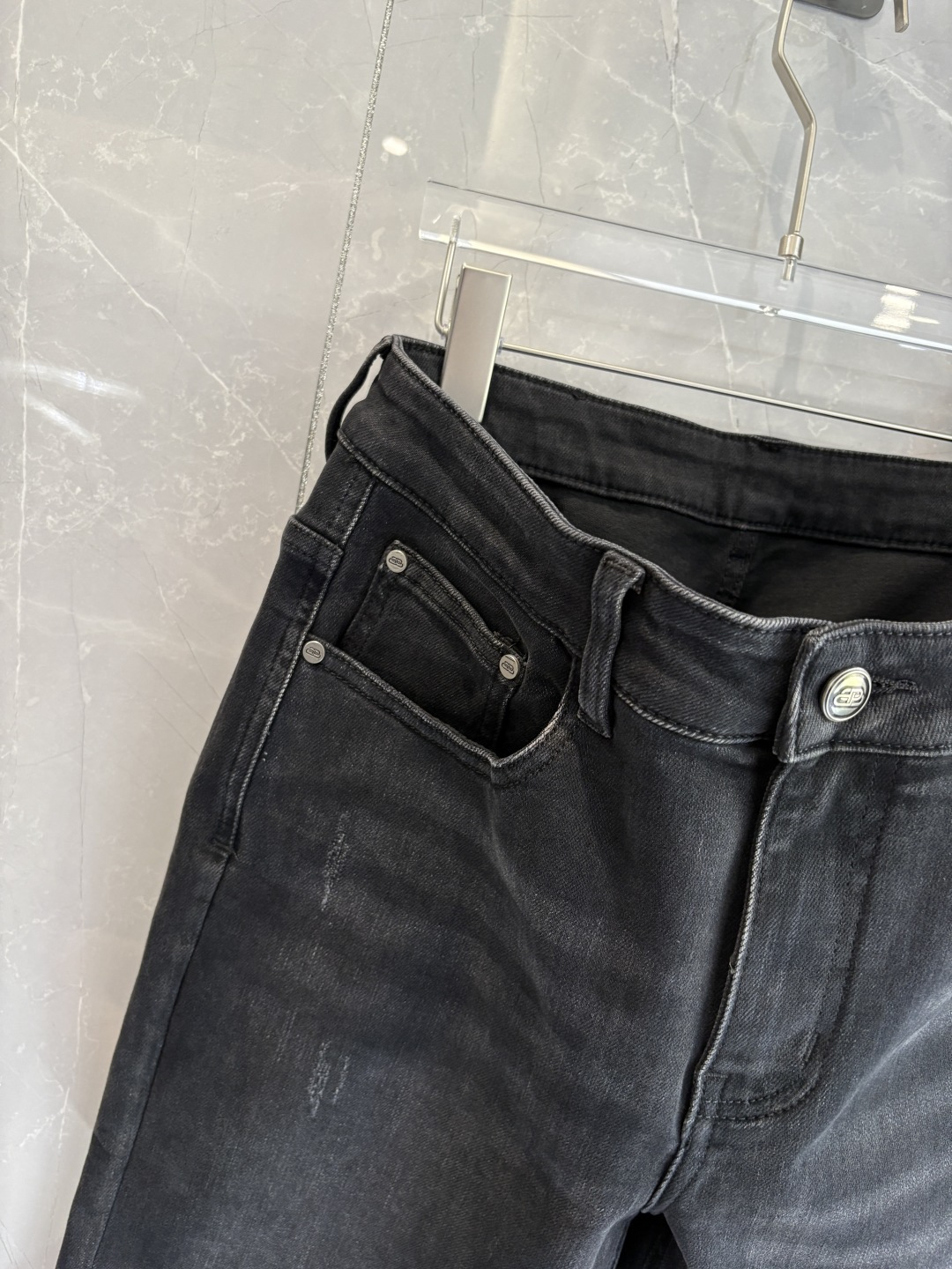 专柜🆕2025秋冬设计推荐 热卖牛仔裤🆕柔软亲肤面料 奢华头层牛皮腰牌 经典蓝洗水 专柜限量款 奢华感订