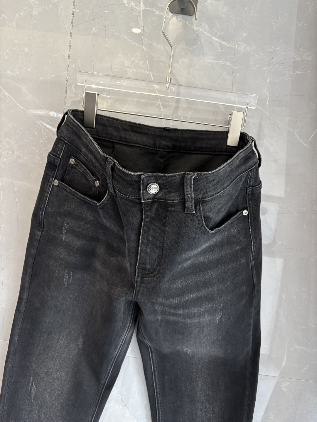 专柜🆕2025秋冬设计推荐 热卖牛仔裤🆕柔软亲肤面料 奢华头层牛皮腰牌 经典蓝洗水 专柜限量款 奢华感订