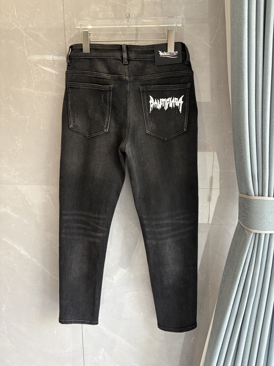 专柜🆕2025秋冬设计推荐 热卖牛仔裤🆕柔软亲肤面料 奢华头层牛皮腰牌 经典蓝洗水 专柜限量款 奢华感订