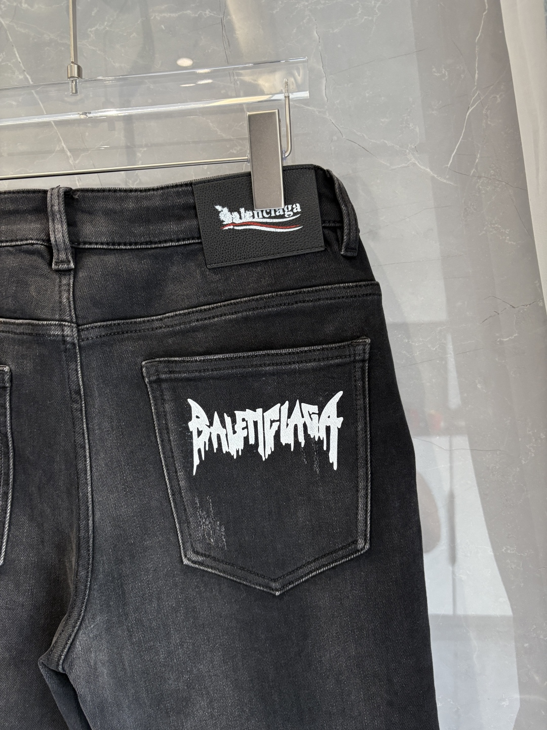 专柜🆕2025秋冬设计推荐 热卖牛仔裤🆕柔软亲肤面料 奢华头层牛皮腰牌 经典蓝洗水 专柜限量款 奢华感订