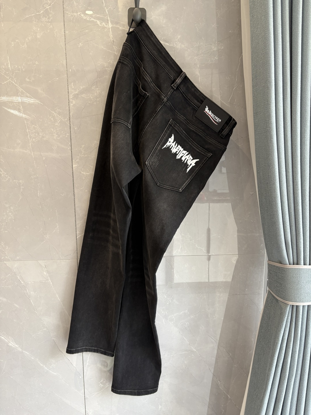 专柜🆕2025秋冬设计推荐 热卖牛仔裤🆕柔软亲肤面料 奢华头层牛皮腰牌 经典蓝洗水 专柜限量款 奢华感订