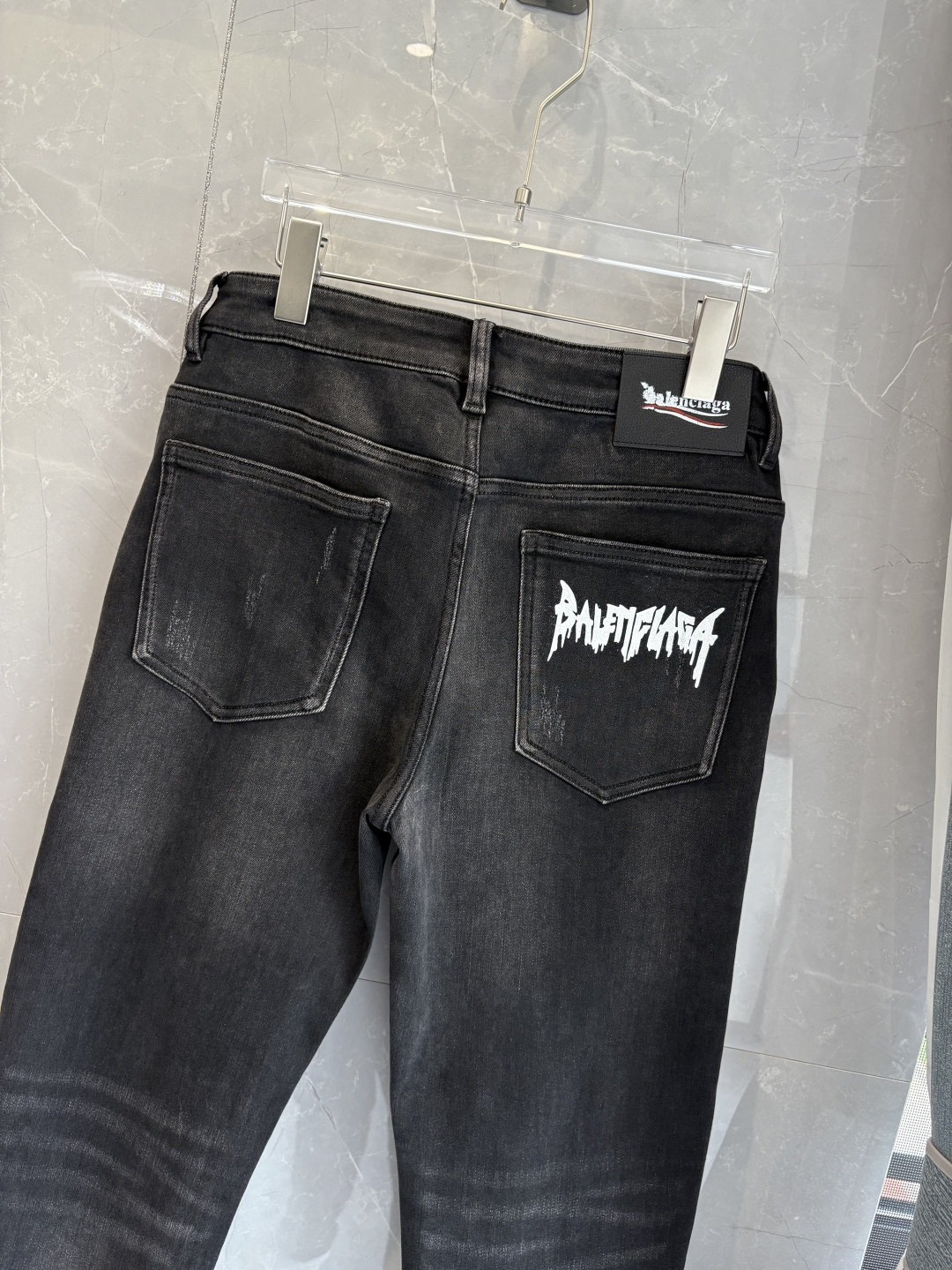 专柜🆕2025秋冬设计推荐 热卖牛仔裤🆕柔软亲肤面料 奢华头层牛皮腰牌 经典蓝洗水 专柜限量款 奢华感订