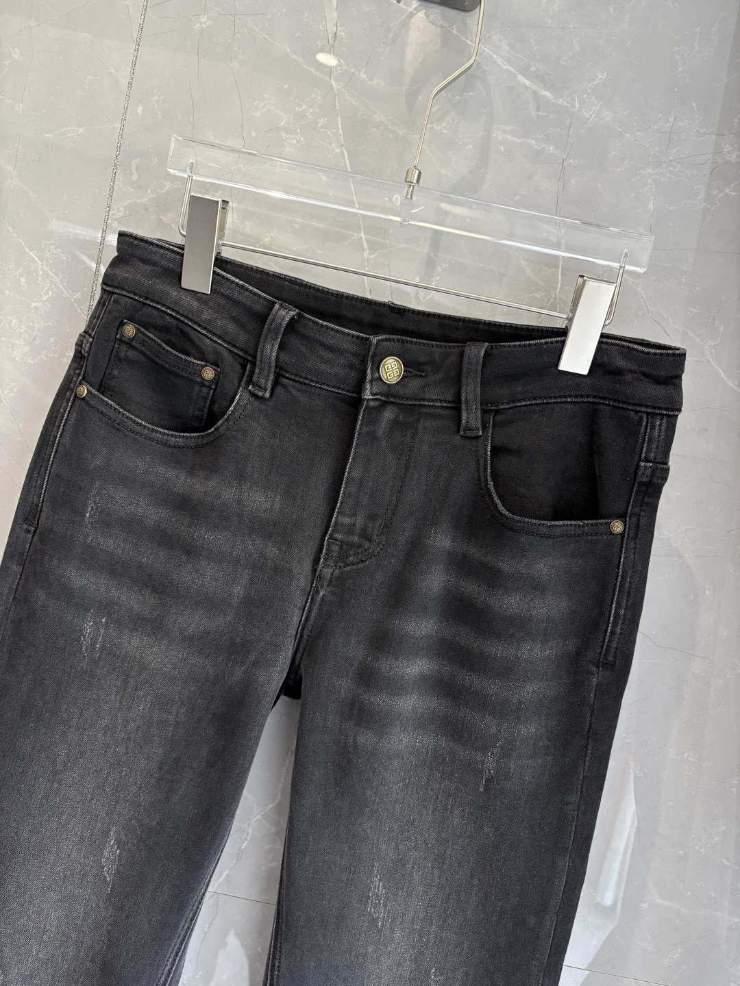 专柜🆕2025秋冬设计推荐 热卖牛仔裤🆕柔软亲肤面料 奢华头层牛皮腰牌 经典蓝洗水 专柜限量款 奢华感订