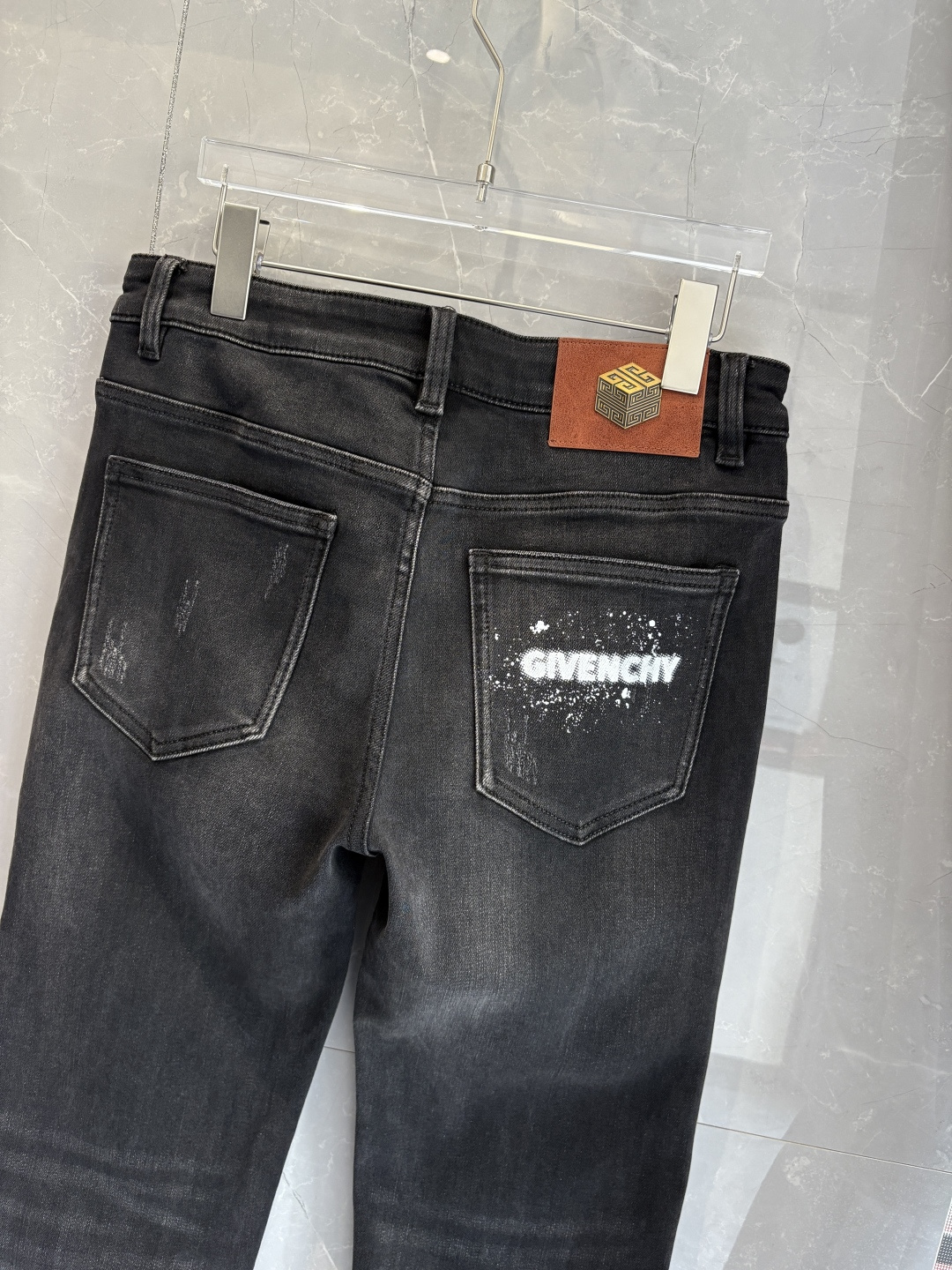 专柜🆕2025秋冬设计推荐 热卖牛仔裤🆕柔软亲肤面料 奢华头层牛皮腰牌 经典蓝洗水 专柜限量款 奢华感订