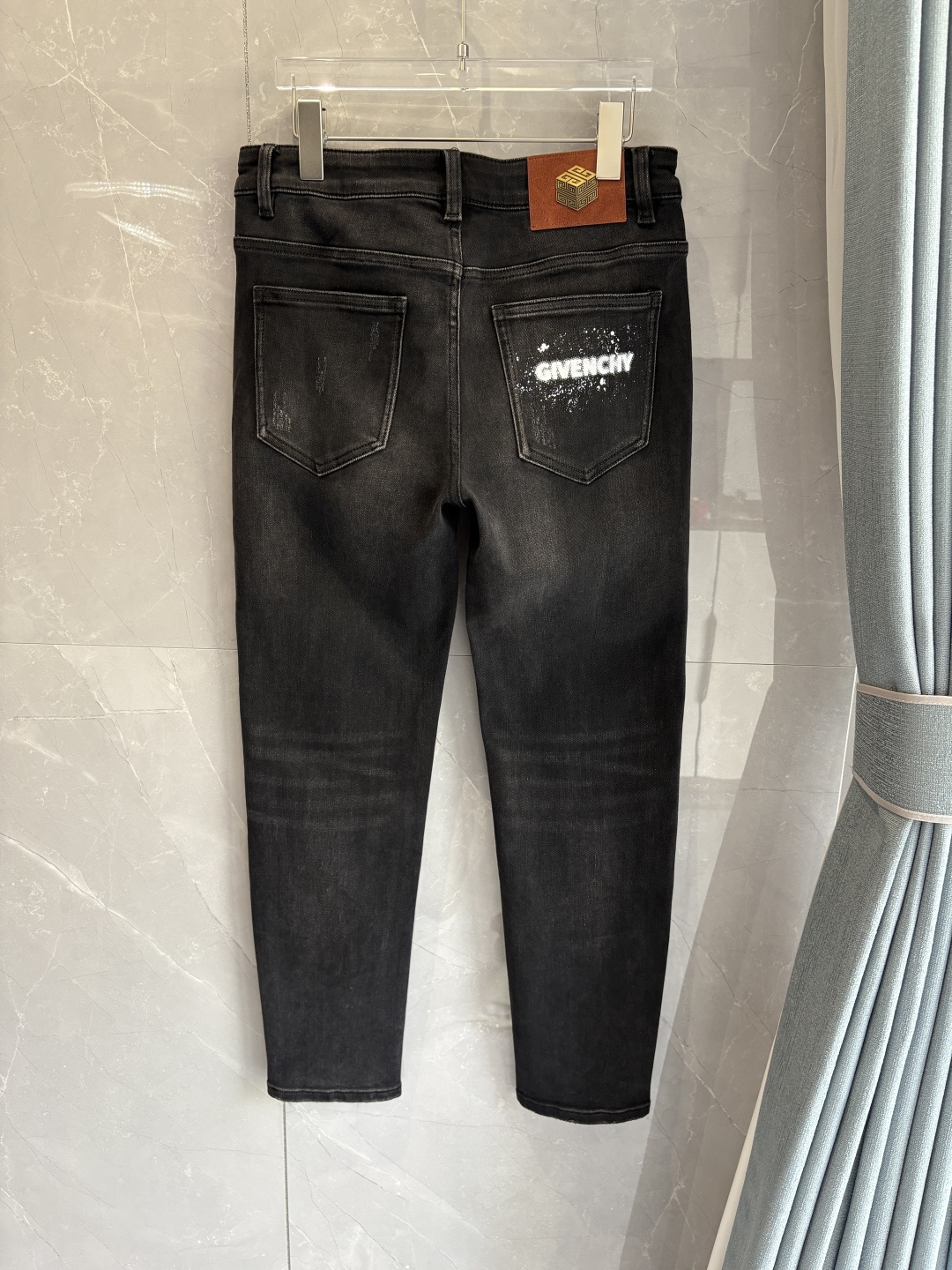 专柜🆕2025秋冬设计推荐 热卖牛仔裤🆕柔软亲肤面料 奢华头层牛皮腰牌 经典蓝洗水 专柜限量款 奢华感订