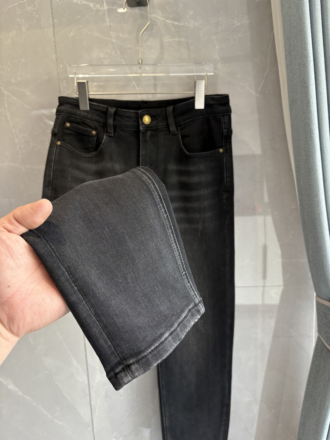专柜🆕2025秋冬设计推荐 热卖牛仔裤🆕柔软亲肤面料 奢华头层牛皮腰牌 经典蓝洗水 专柜限量款 奢华感订